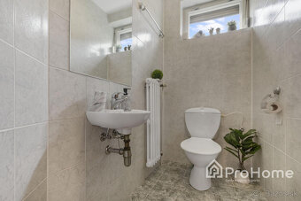 Priestranný a vzdušný rodinný dom vo Veľkej Pake - 17