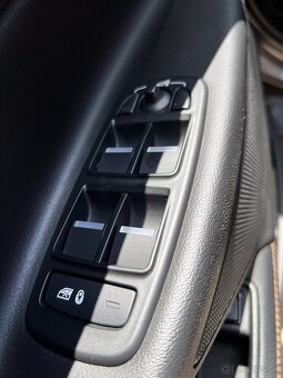 Jaguar XE 2.0 I4D 180k Prestige AT - 17