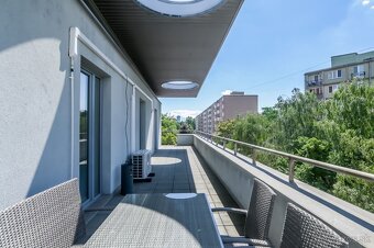 Reprezentatívna polyfunkčná budova so skladom a parkovaním v - 17