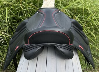 Anglické drezurní sedlo černé se třmeny SLEVA - 17