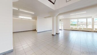 280 m2 na frekventovanom mieste s parkovaním - 17