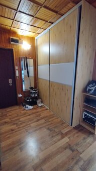 Zariadený trojizbový byt s veľkou loggiou - 17