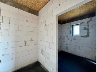 BENIAKOVCE - TEHLOVÝ 4 IZBOVÝ PEKNÝ RD 107 M2 S TERASOU, HRU - 17