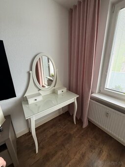 Kozmetický toaletný  stolík - 17