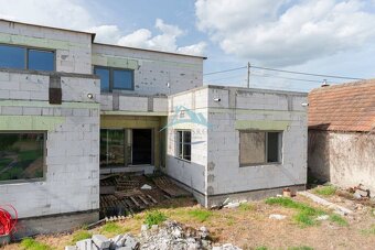 Priestranný dvojpodlažný rodinný dom s veľkou terasou Plášťo - 17