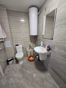 EXKLUZÍVNE Priestranný a zariadený 2-izbový apartmán v rez - 17