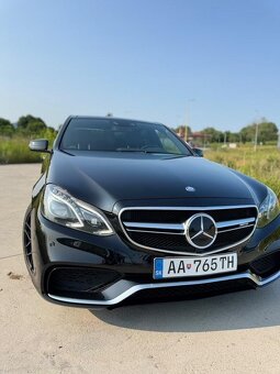 Mercedes Benz E400 AMG 4matic benzín - 17