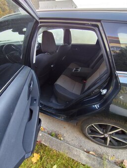 Predám toyoru Auris hybrid Touring sport - 17