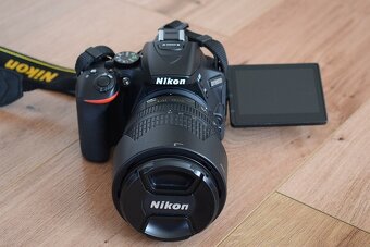 Nikon D5600 - wifi BT - dotyk. displej AF VR objektiv 18-105 - 17