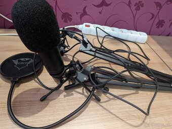 Kompletná herná zostava – PC + 3 monitory + príslušenstvo - 17