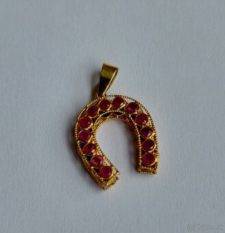 Zlatý prívesok so zafírmi a rubínmi - 17