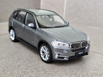 BMW X5 1:24 --------- 19 cm dĺžka ------- NOVÝ, KOVOVÝ MODEL - 17