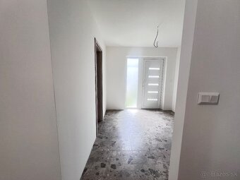 Štýlová novostavba s veľkým pozemkom na predaj – Kováčová - 17
