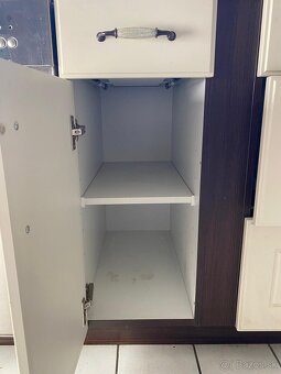 Moderná kuchynská linka so spotrebičmi - 17