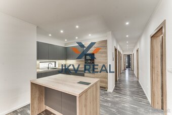 Moderný 5-izbový rodinný dom s bazénom, altánkom a záhradou  - 17