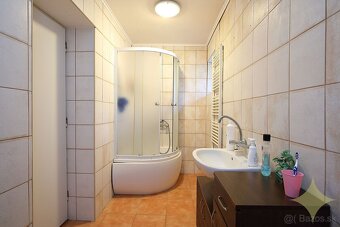 REZERVOVANÉ - Čiastočne zrekonštruovaný rodinný dom s letnou - 17