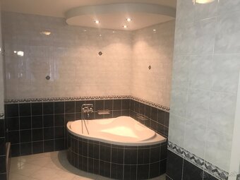 Predám 4izb bungalow,veľká garáz, veľký prestrešený bazén - 17