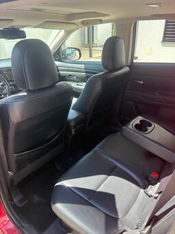 Mitsubishi Outlander SUV - 17