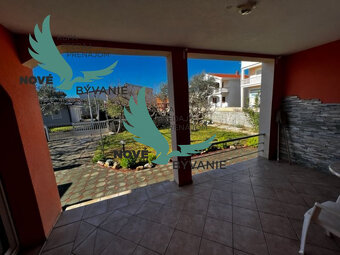 Na predaj dom s 3 apartmánmi len 250m od mora, Chorvátsko -  - 17