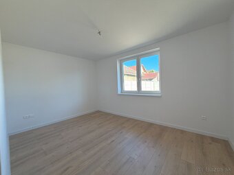 Moderný 4-izbový rodinný dom s garážou na predaj - 17