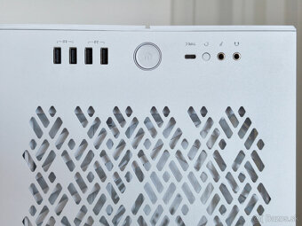 Predám PC skrinku Fractal Design Define 7 White TG - 17