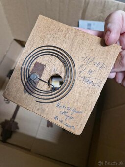 Dvoje nástenné hodiny - 17