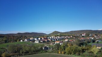 Murovaná chata s elektrinou a úžitkovou vodou na okraji obce - 17