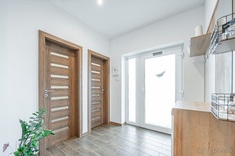 Štýlový tehlový bungalov, Perín, zástavba novostavieb - 17