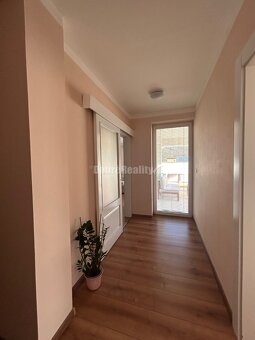 Unikátny 4 izbový rodinný dom pri jazere, kompletne zariaden - 17