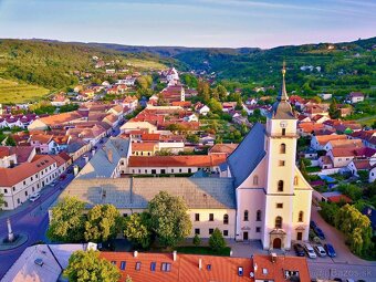Veľký 2-izbový byt s balkónom a pivnicou vo Svätom Jure - 17