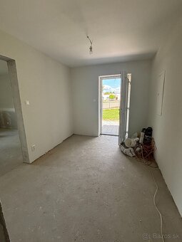 Rodinný dom s krásnym slnečným pozemkom o výmere 950 m2 v Bá - 17