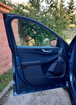 Predám  Ford Kuga 2.0 TDCi EcoBlue 150k ST-Line A/T AWD (202 - 17