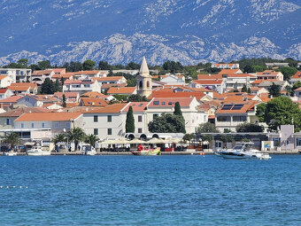 Chorvátsko-Trojizbový apartmán s veľkou terasou blízko pláže - 17