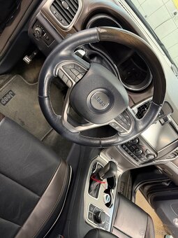 Jeep Grand Cherokee Overland - 17