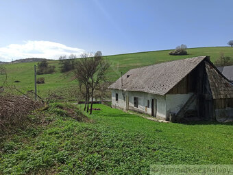 Veľký stavebný pozemok (1 ha) s vidieckym domom v tichej l - 17