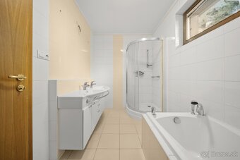 5 IZB.ROD.DOM S UNIKÁTNYM POZEMKOM - JURSKÁ, NOVÉ MESTO,BRAT - 17
