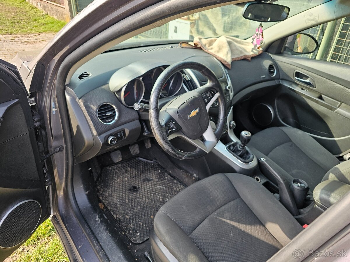 Predám alebo rozpredám Chevrolet cruze 1,8 bez motora. - 18