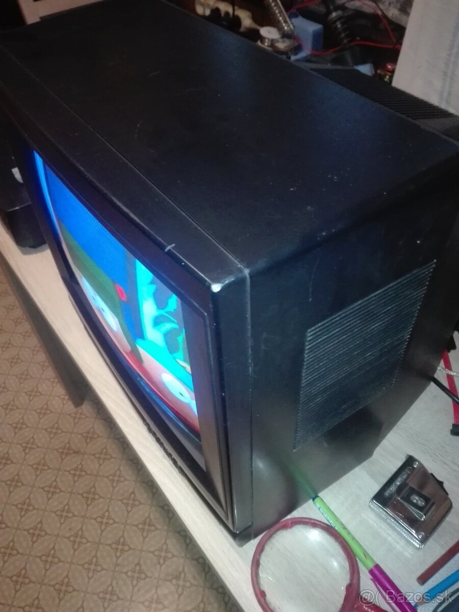 VHS videoprehrávač AIWA+TV farebné, 14“. - 18