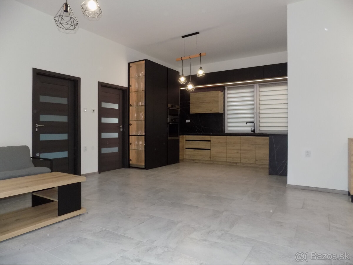 Novostavba domu v Kolárove s kuchynskou linkou + solárne pan - 18