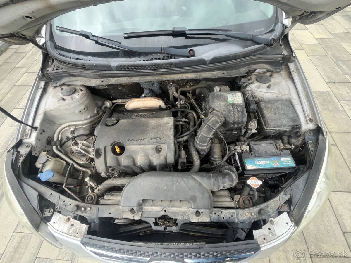 Predám Kia Cee'd, 5-dverový hatchback, strieborná metalíza. - 18