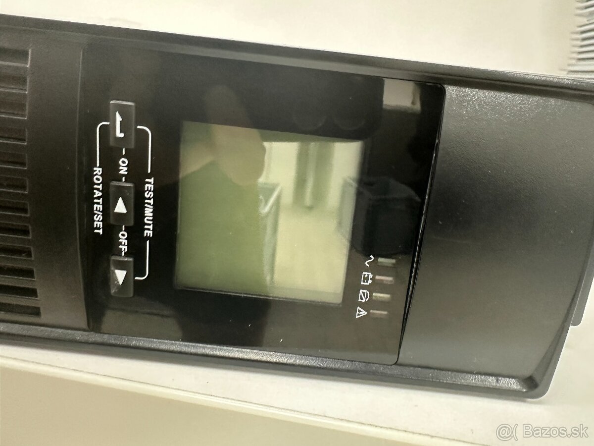 Serverová skriňa s príslušenstvom - plne funkčné - 18