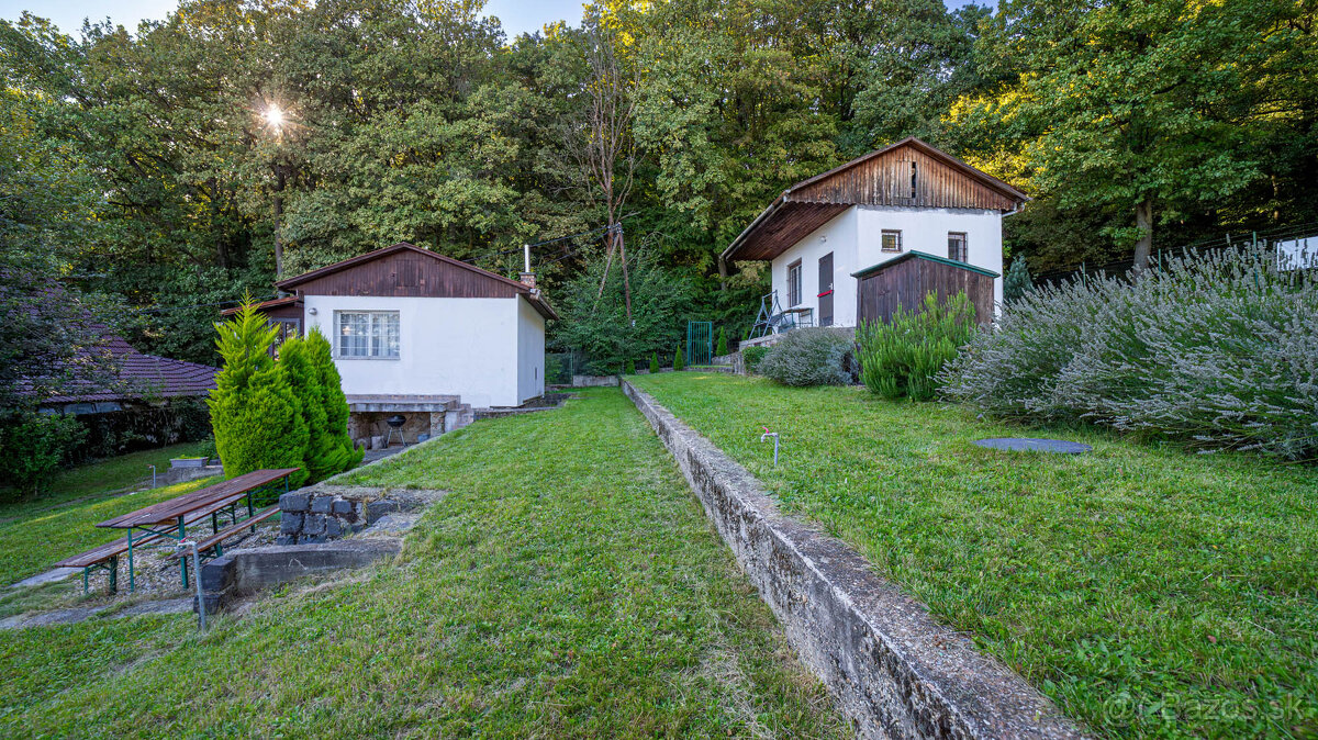 2 pozemky pri lese a krásnym výhľadom v lukratívnej časti Br - 18