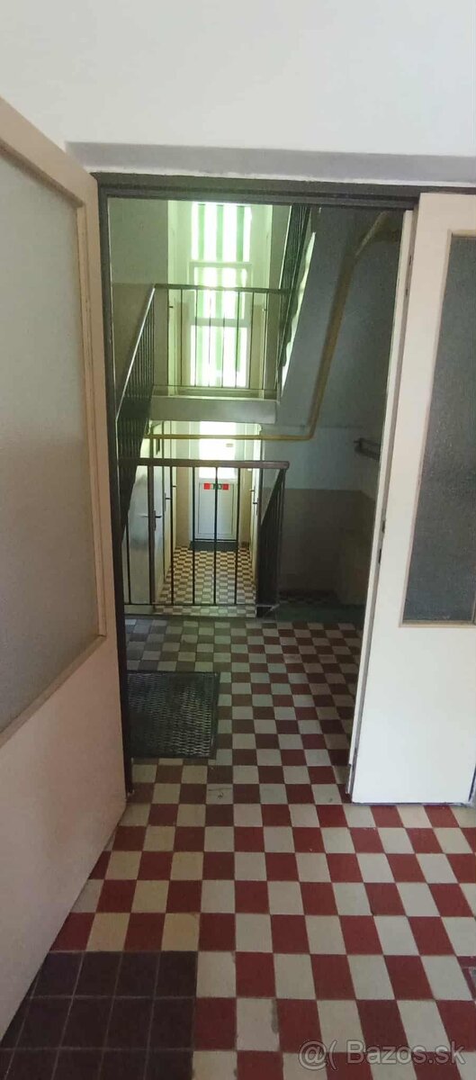 Dvojizbový byt s loggiou v zelenej časti Poltára - 18