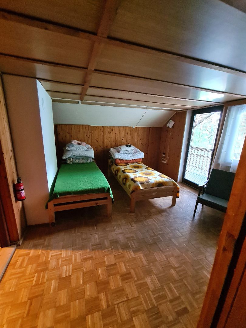 Zaujímavá pekná priestranná murovaná chata v prírode - 18