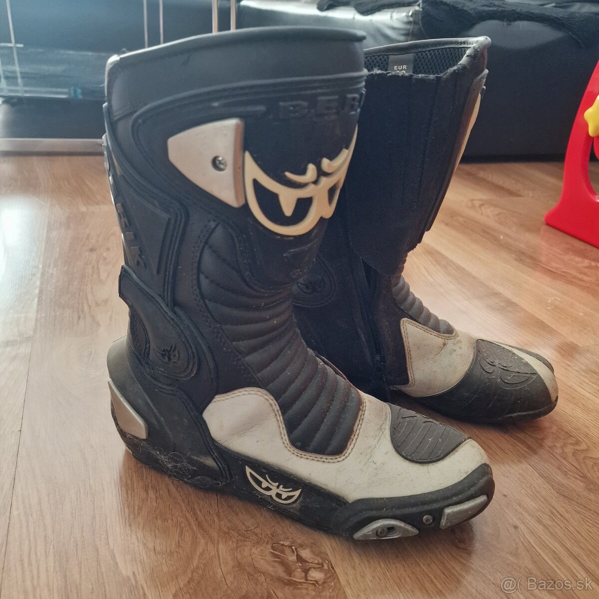 Čižmy, prilby, kombinéza - 18