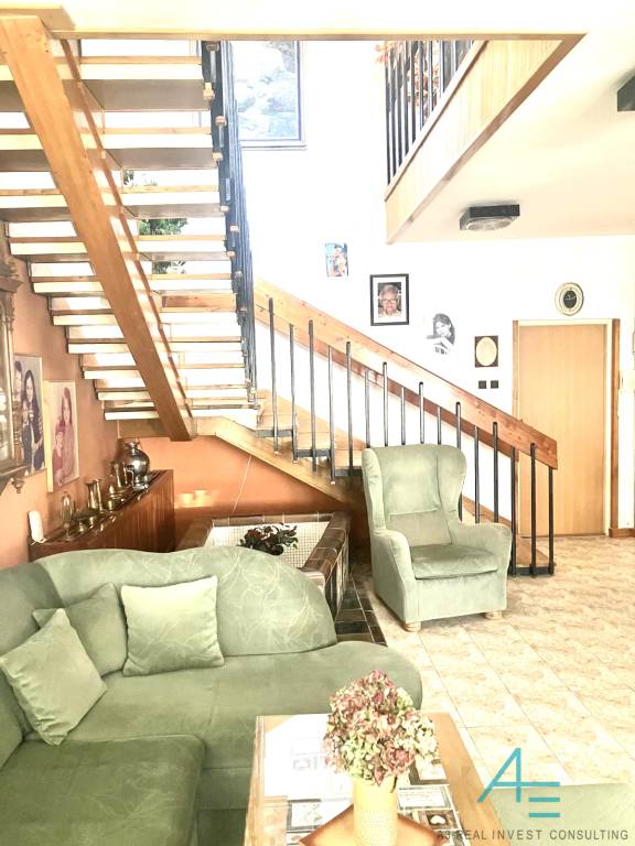 Vila, 6 i, aj pre dve rodiny, na firmu , so záhradou v cent - 18