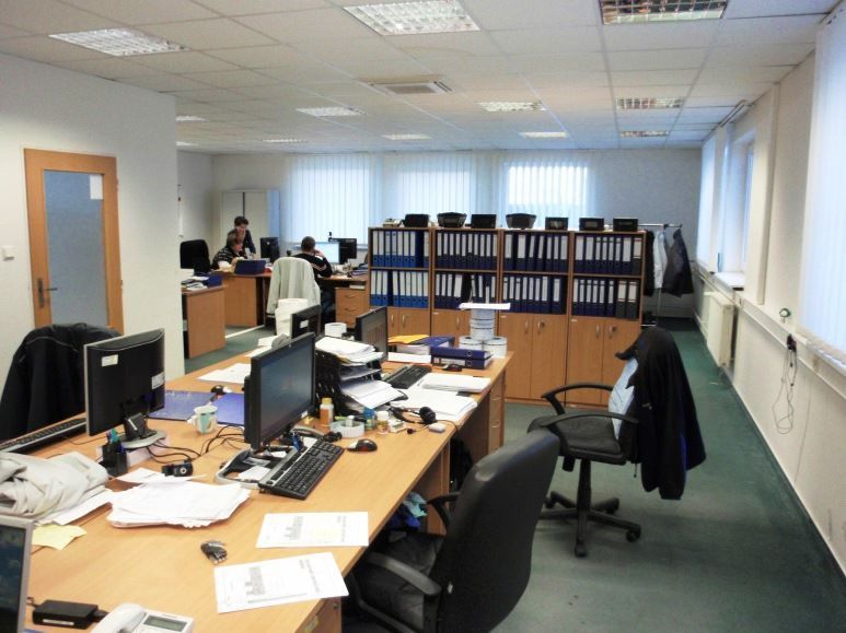 Výrobné, distribučné, parkovacie a kancelárske priestory na - 18