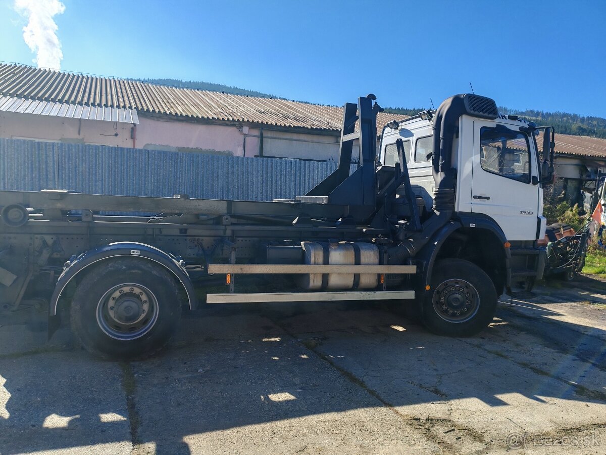 Hakovy nosic kontajnerov 4x4 MB AXOR 1833 - 18