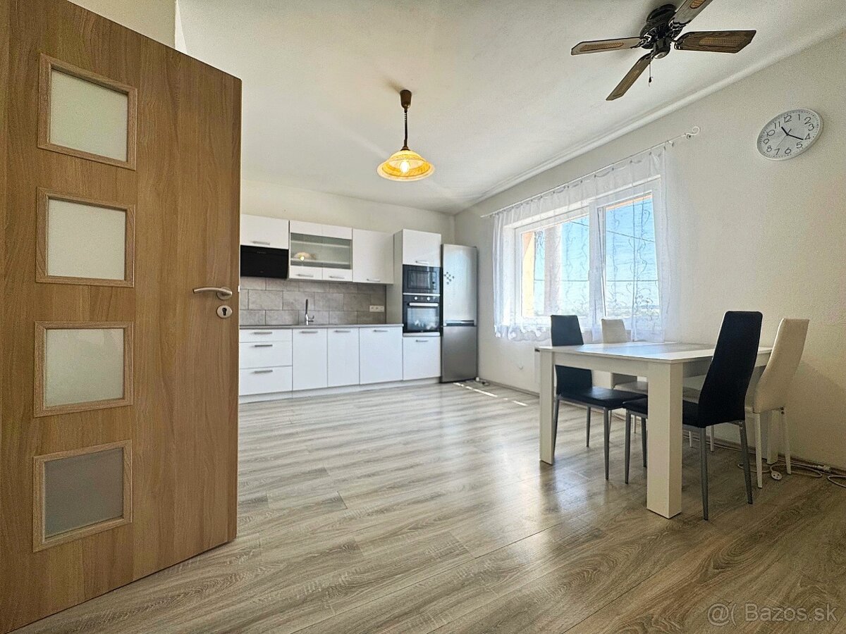 Veľký dvojgeneračný RD s bazénom v obci Petrova Ves - 18