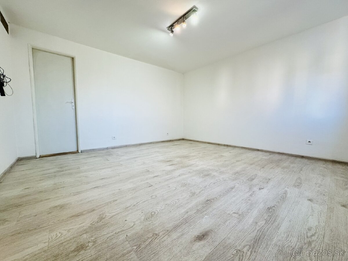 Na predaj priestranný 4i RD v obci Gajary. - 18